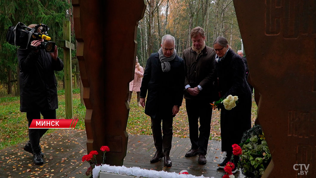 Спектакль под прицелом камер – евродипломаты посетили урочище Куропаты-10