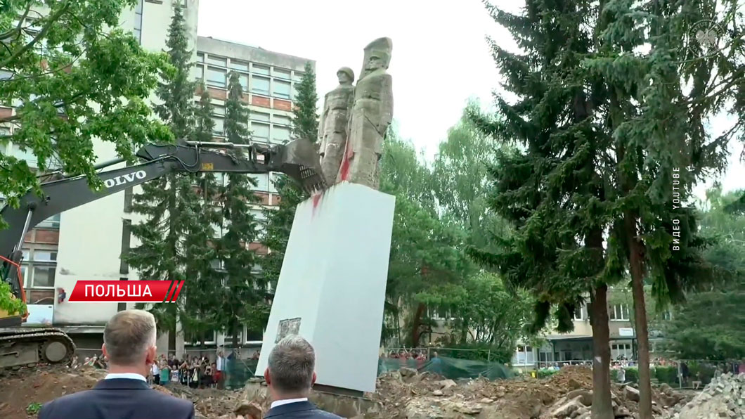 Спектакль под прицелом камер – евродипломаты посетили урочище Куропаты-14 Спектакль под прицелом камер – евродипломаты посетили урочище Куропаты-14