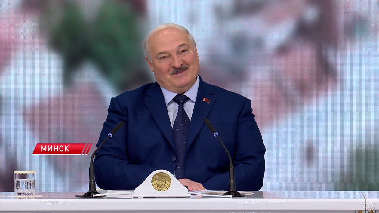 Лукашенко подарили картину, сгенерированную нейросетью-2