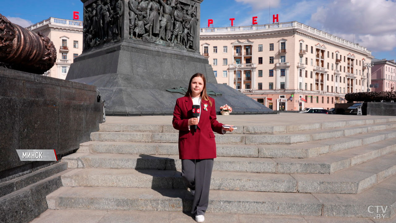 Есть версия, что его эскиз начертили на бинтах – история монумента на площади Победы-4