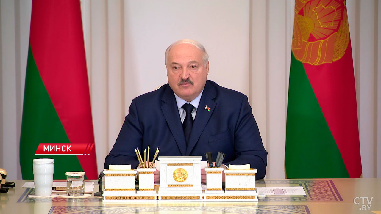 Лукашенко: необходимо повышать роль представителей звена, которые непосредственно работают с людьми-4 Лукашенко: необходимо повышать роль представителей звена, которые непосредственно работают с людьми-4