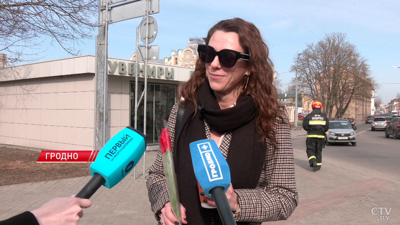 Гродненские спасатели организовали праздничную акцию для представительниц прекрасного пола-4