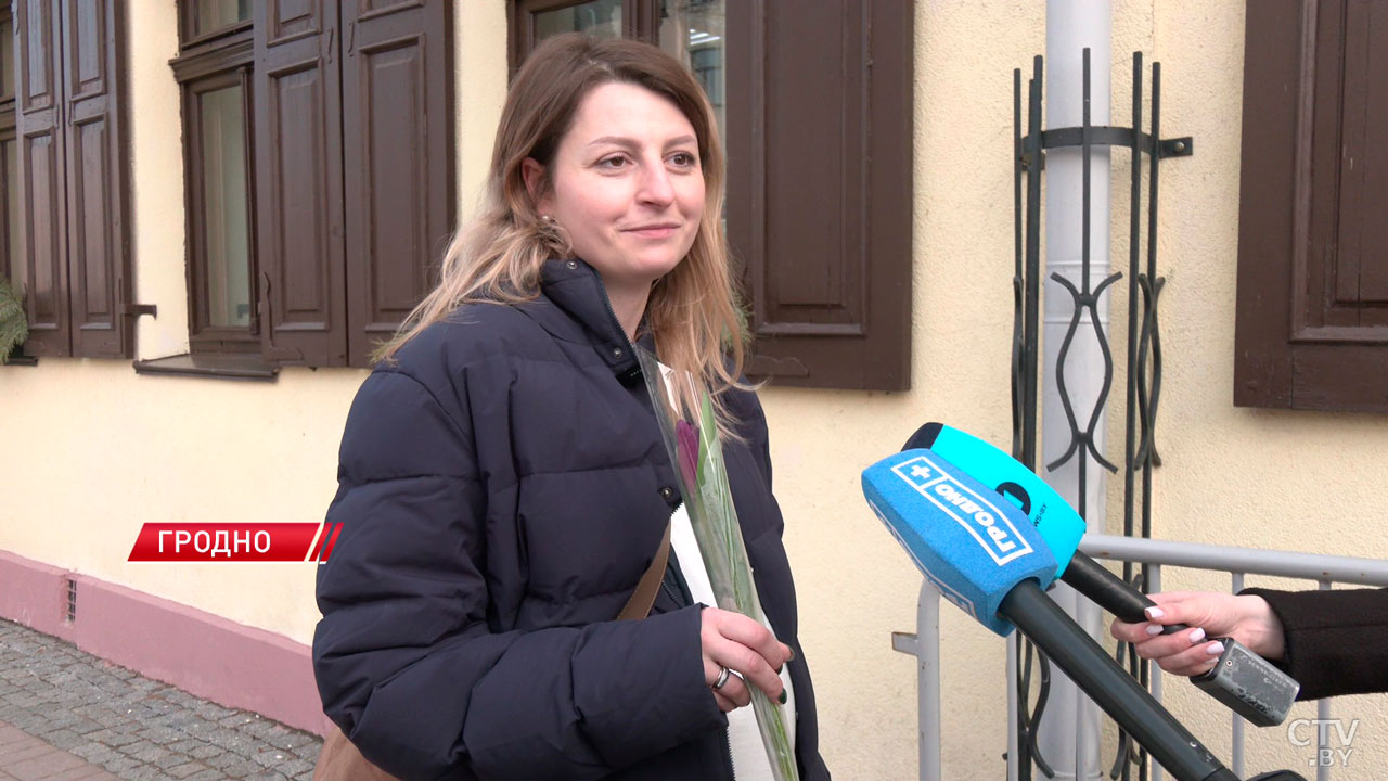 Гродненские спасатели организовали праздничную акцию для представительниц прекрасного пола-6