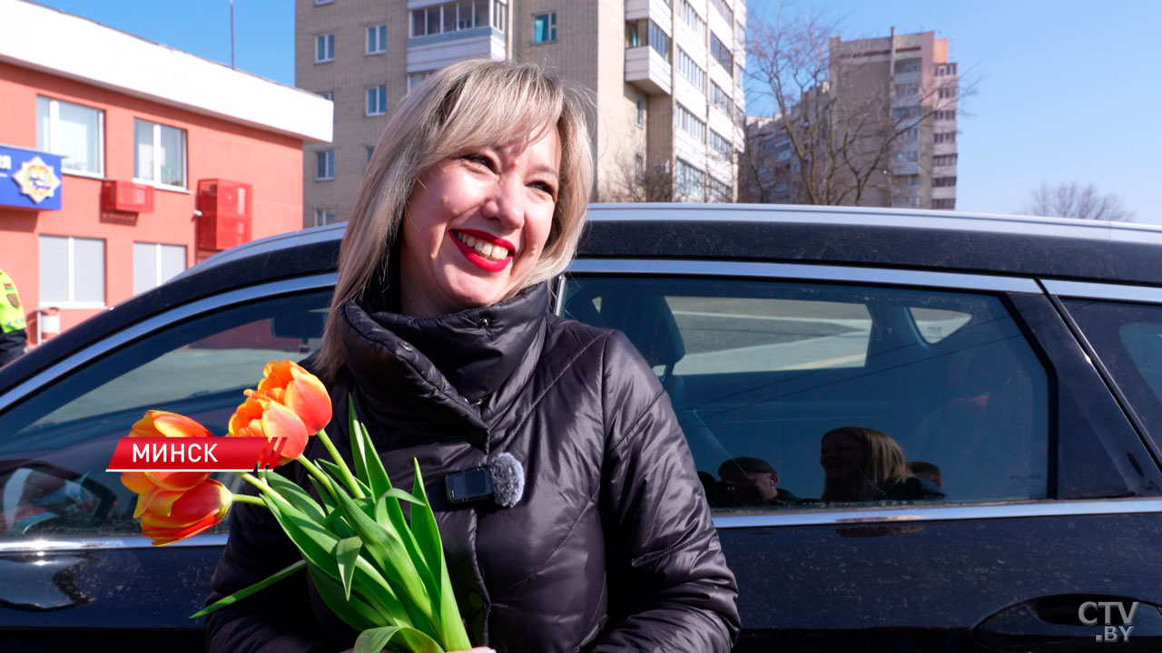 Причина остановки – 8 Марта! Сотрудники ГАИ поздравили автолюбительниц с праздником-6