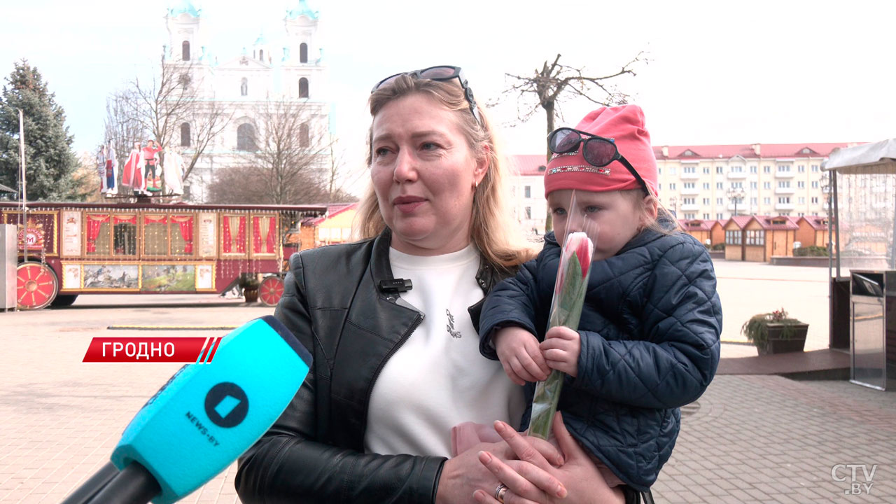 Гродненские спасатели организовали праздничную акцию для представительниц прекрасного пола-8