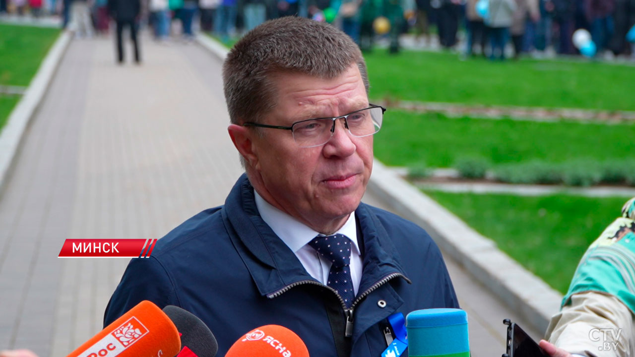 Первомай в столице – к стеле «Минск – город-герой» возложили цветы-4