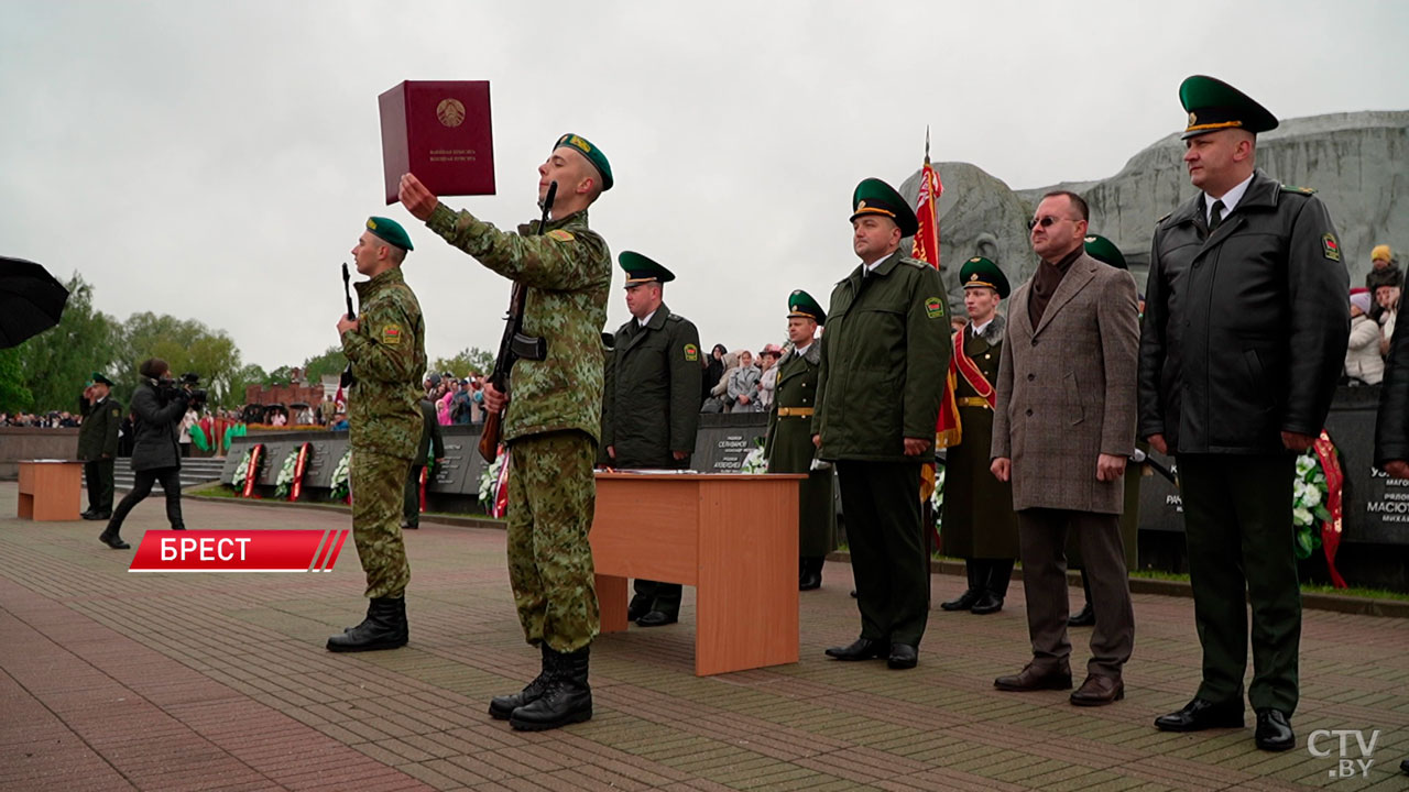 Молодое пополнение пограничников и военнослужащих внутренних войск приняли присягу в Брестской крепости-8