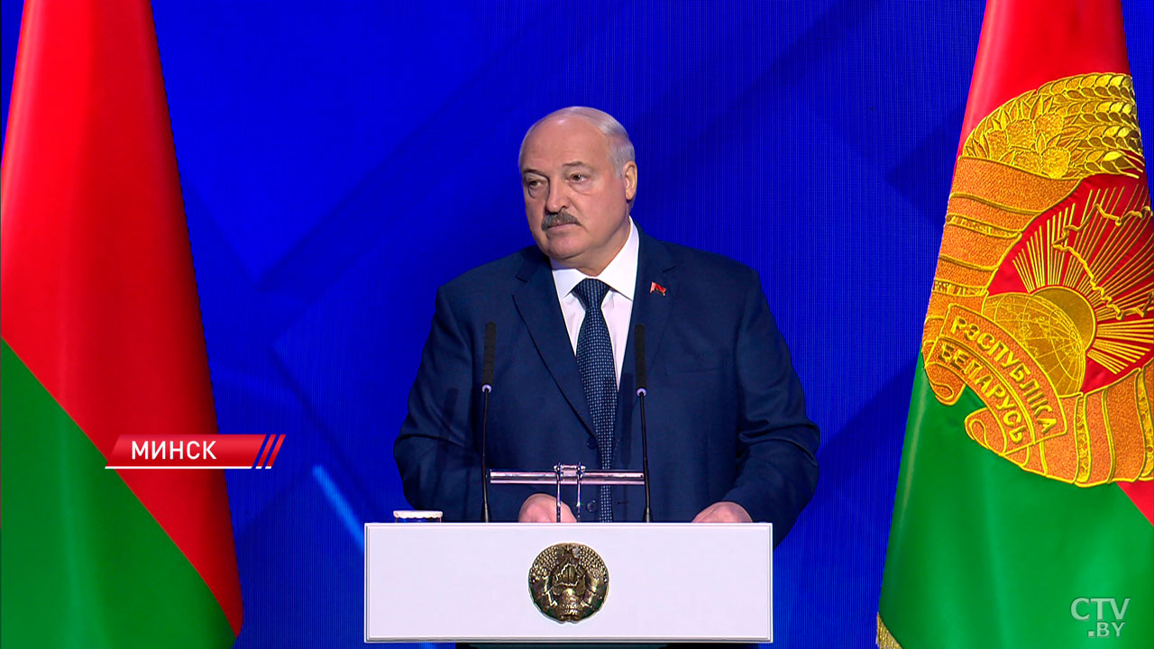 Лукашенко: те, кто вводит санкции, не стесняются попиариться на раздаче горячих пирожков голодным детям-2