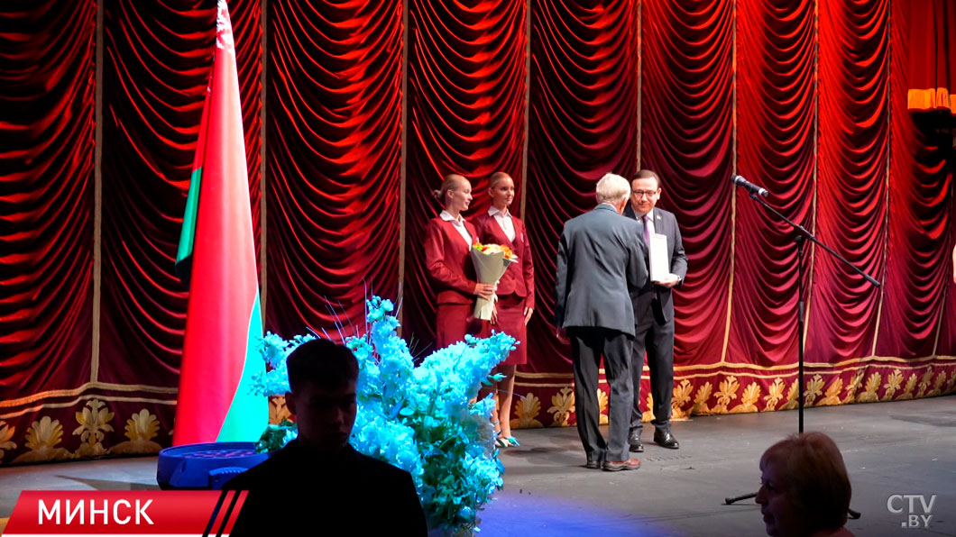 В честь профессионального праздника в Купаловском театре наградили лучших работников культуры-2