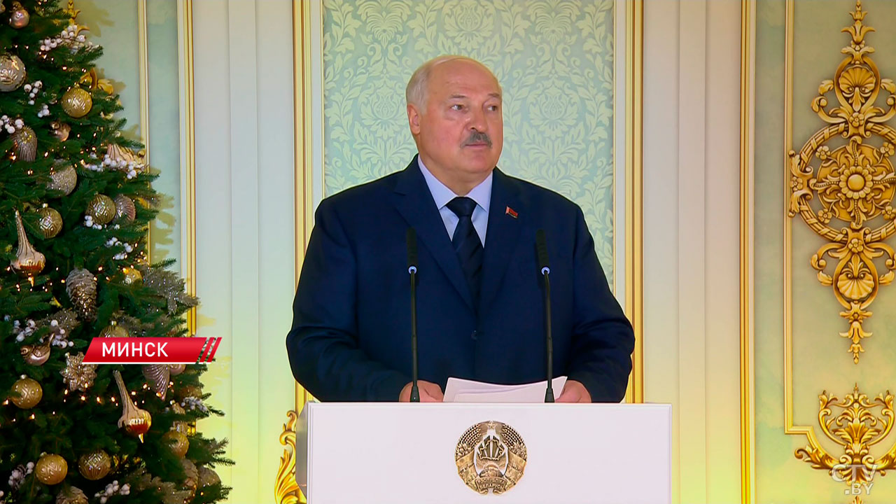 Лукашенко принял участие в новогоднем бале! Что Президент сказал молодёжи – собрали яркие моменты-26