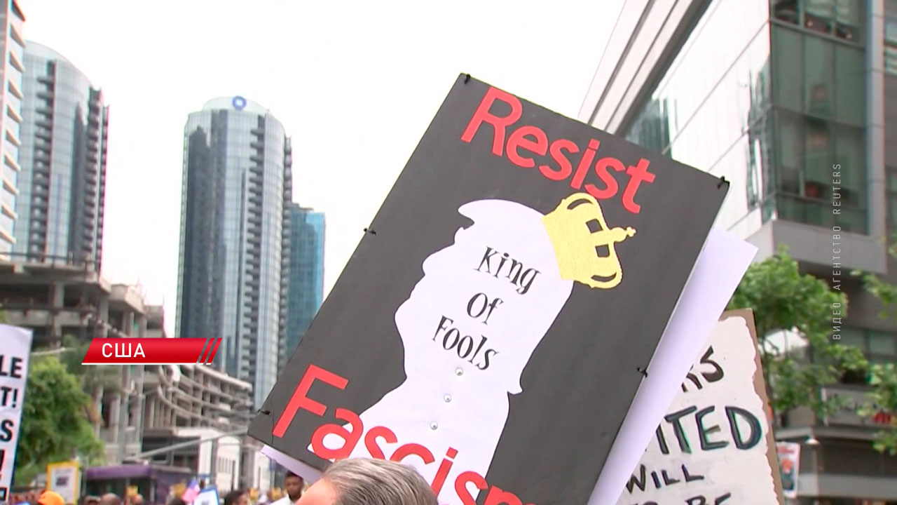 Известные политики, юристы и учителя вышли на митинги против политики Трампа