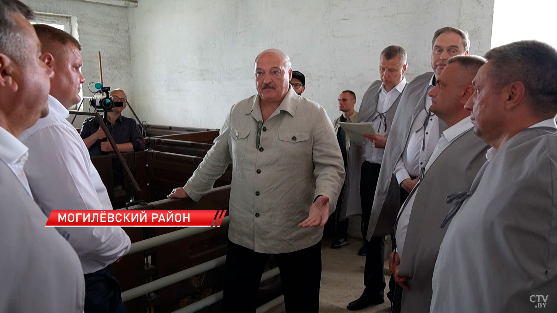 Лукашенко на ферме подарили двух коз-10 Лукашенко на ферме подарили двух коз-10