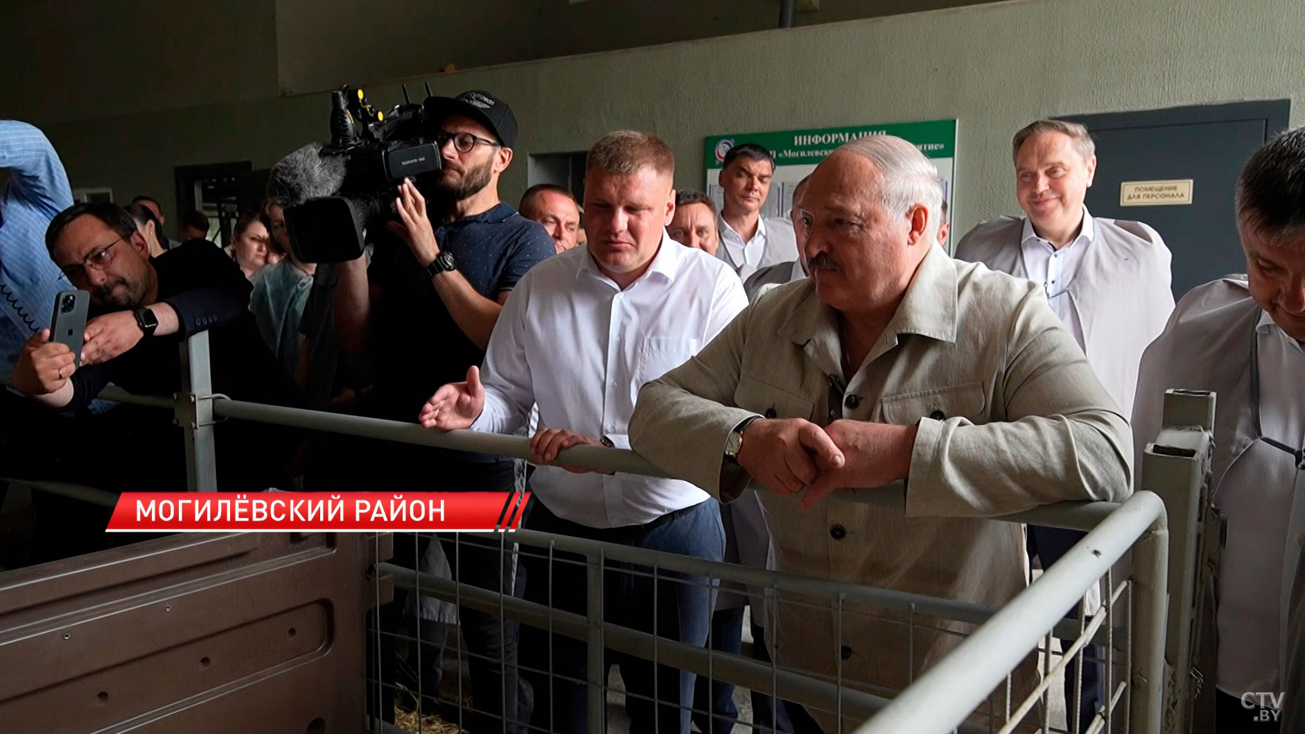 Лукашенко на ферме подарили двух коз-12