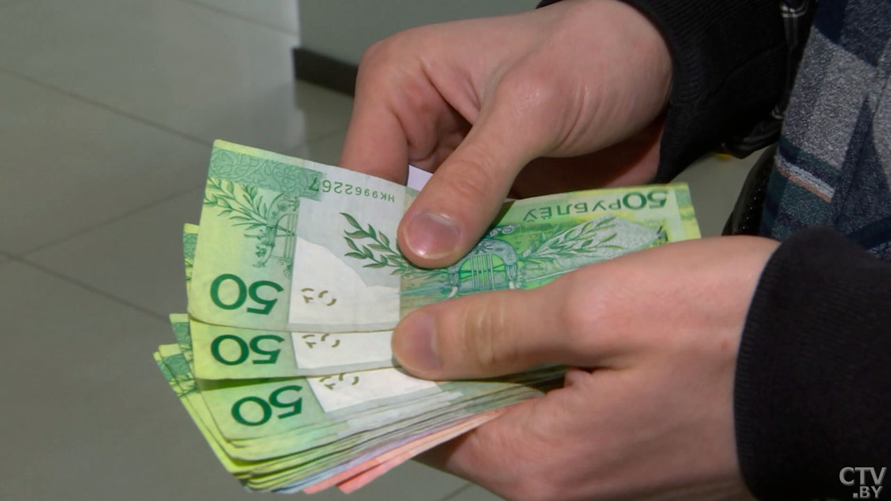 Средняя зарплата в Беларуси в июле составила 2772 рубля-2