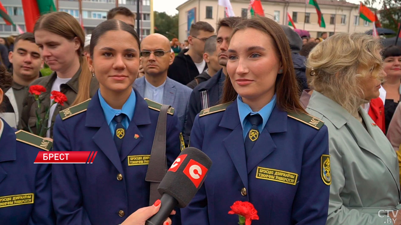 Символ связи времён – в Бресте возложили цветы к памятнику красноармейцам-6