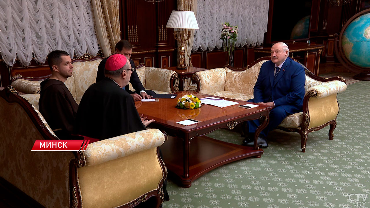 Лукашенко встретился со спецпосланником Папы Римского Клаудио Гуджеротти-4