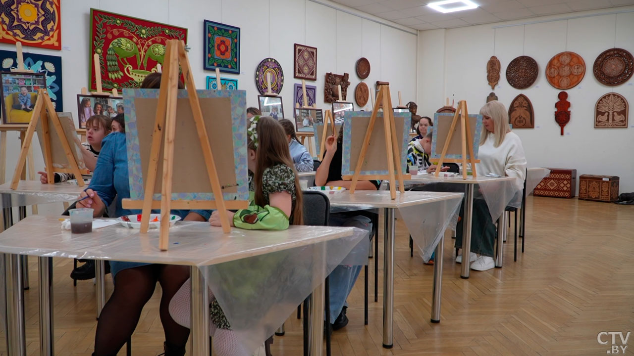 Яркие и победоносные работы! В музее ВОВ прошёл пленэр с участием юных художников-7