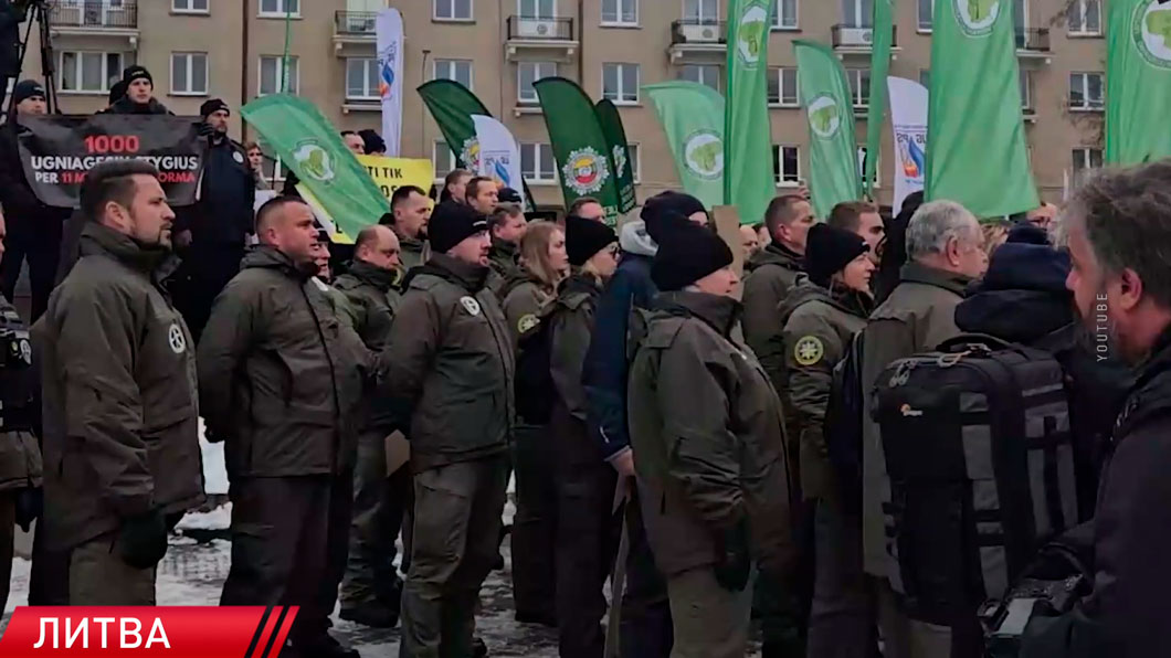 Литовские полицейские провели акцию протеста у здания Сейма-2