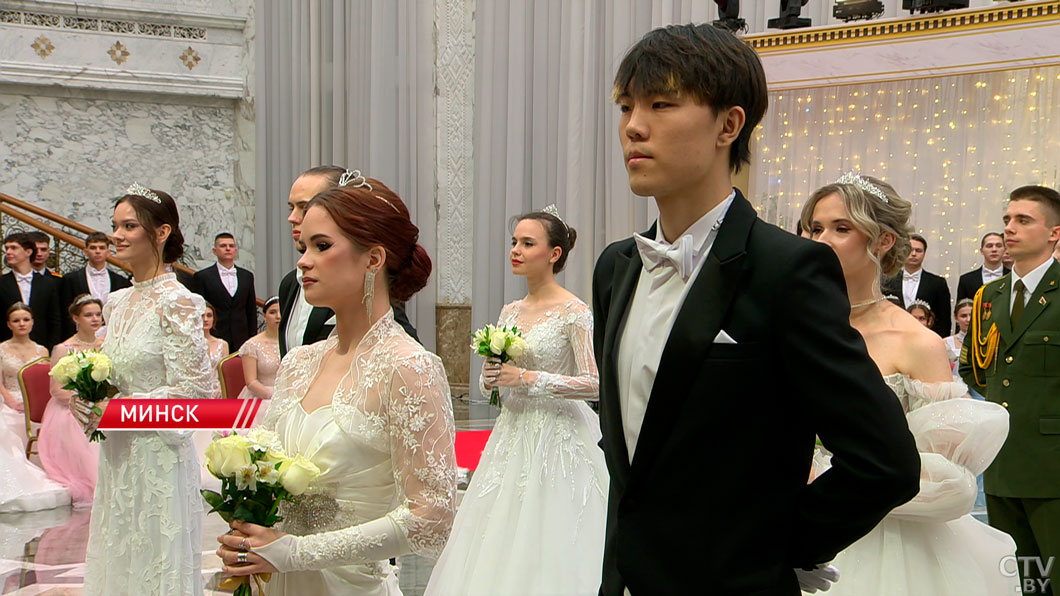 Лукашенко принял участие в новогоднем бале! Что сказал Президент молодёжи – собрали яркие моменты-6