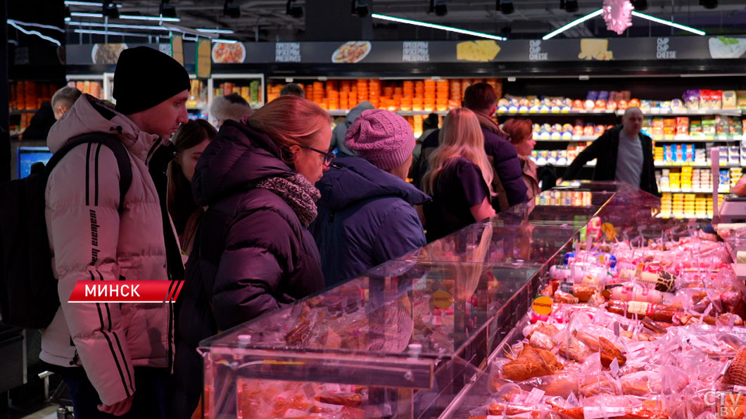 Мандарины, шампанское и всё для оливье! Какие продукты закупают белорусы к новогоднему столу-4