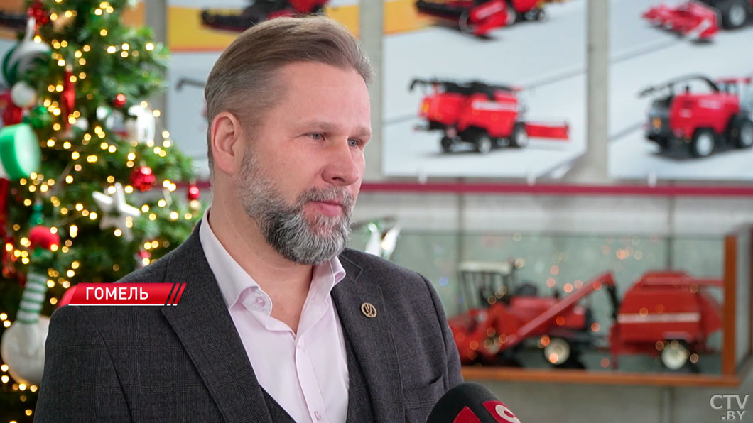 На предприятии «Гомсельмаш» представили модифицированную версию зерноуборочного комбайна-4 На предприятии «Гомсельмаш» представили модифицированную версию зерноуборочного комбайна-4