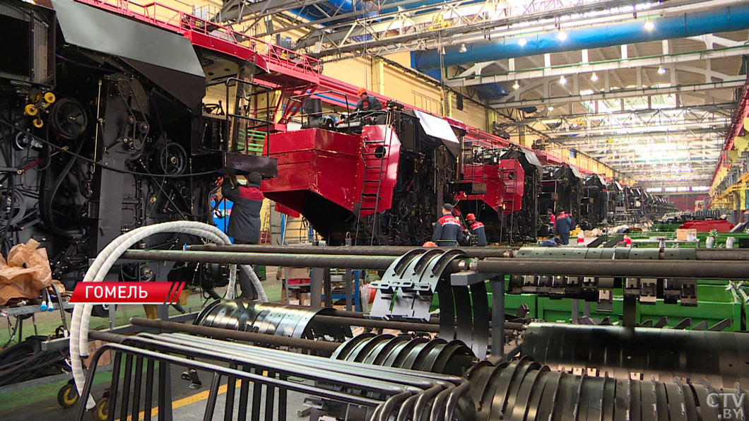 На предприятии «Гомсельмаш» представили модифицированную версию зерноуборочного комбайна-2 На предприятии «Гомсельмаш» представили модифицированную версию зерноуборочного комбайна-2