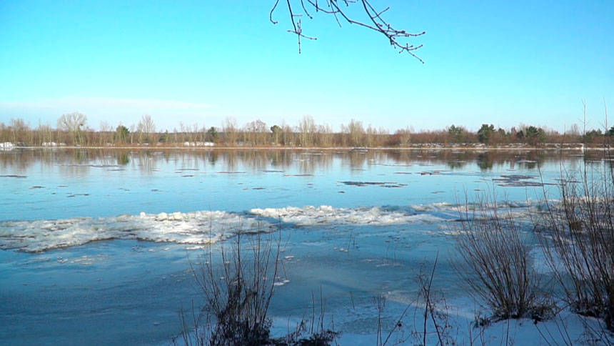 Сотрудники МЧС оказали помощь в откачке талой воды с частных подворий в Гродненской области