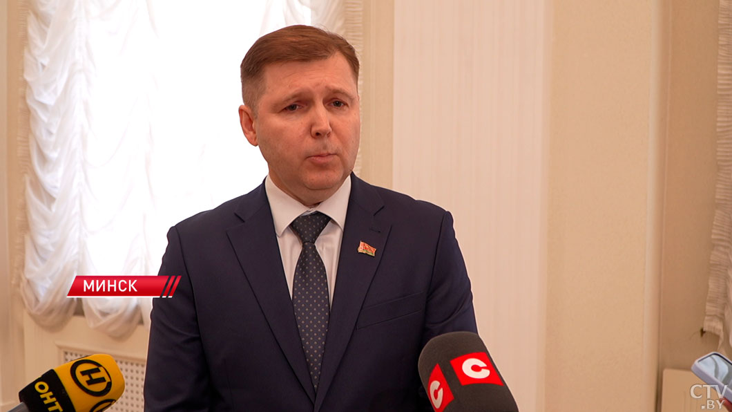 «Быть гражданином Беларуси – чрезвычайно почетная миссия». Сивец вручил паспорта 14-летним белорусам-8