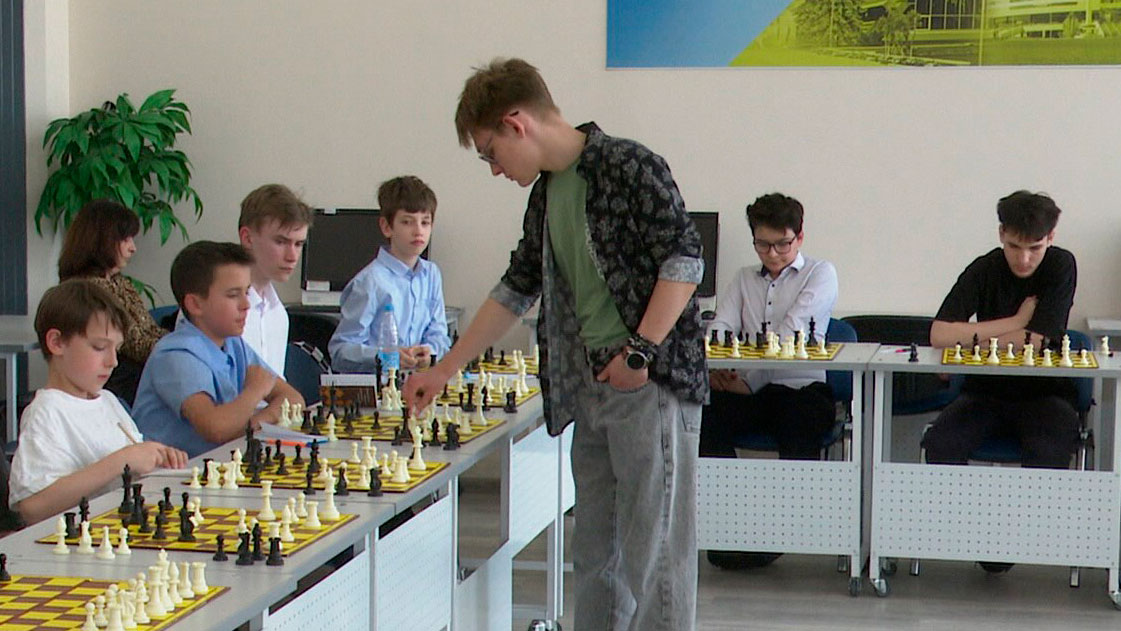 Денис Лазавик провёл сеанс одновременной игры в шахматы