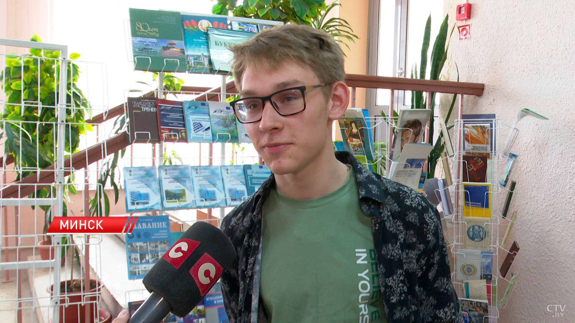 Денис Лазавик провёл сеанс одновременной игры в шахматы-6