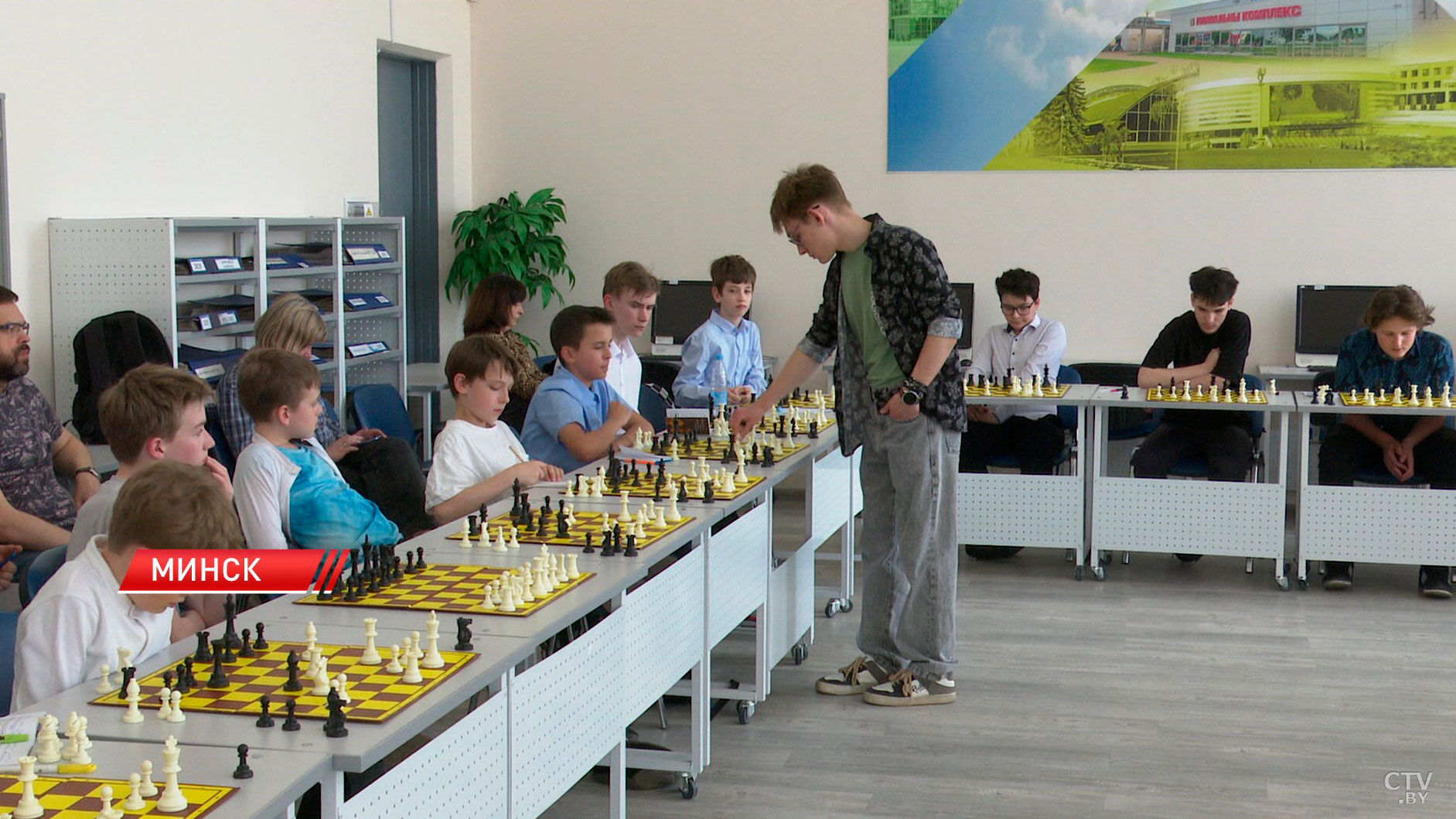 Денис Лазавик провёл сеанс одновременной игры в шахматы-2