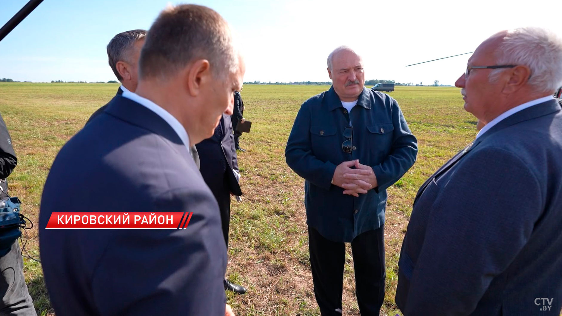 «Ну что, пойдём смотреть твою картошку». Президенту показали урожай белорусского продукта номер один-6