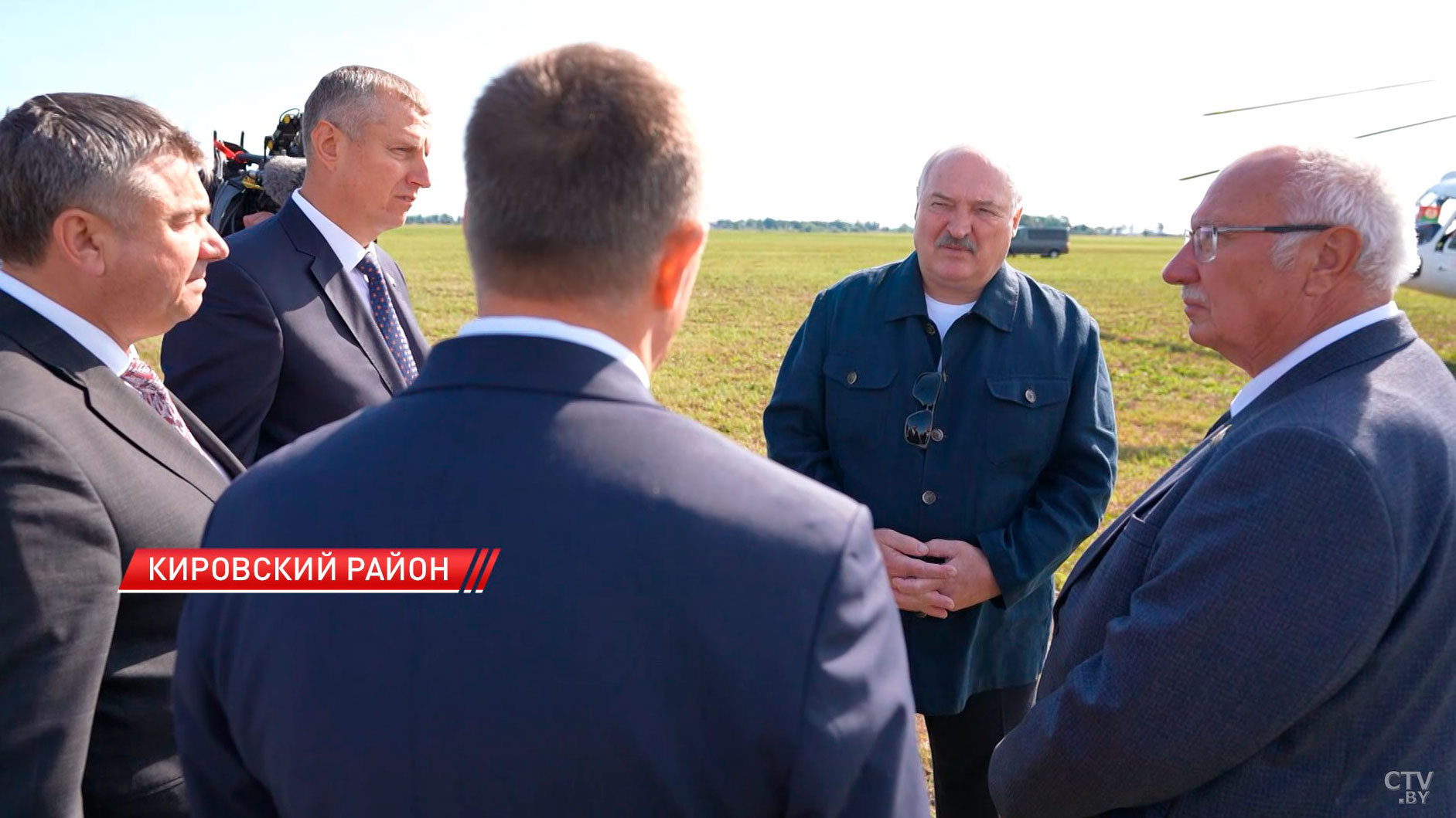 «Ну что, пойдём смотреть твою картошку». Президенту показали урожай белорусского продукта номер один-4