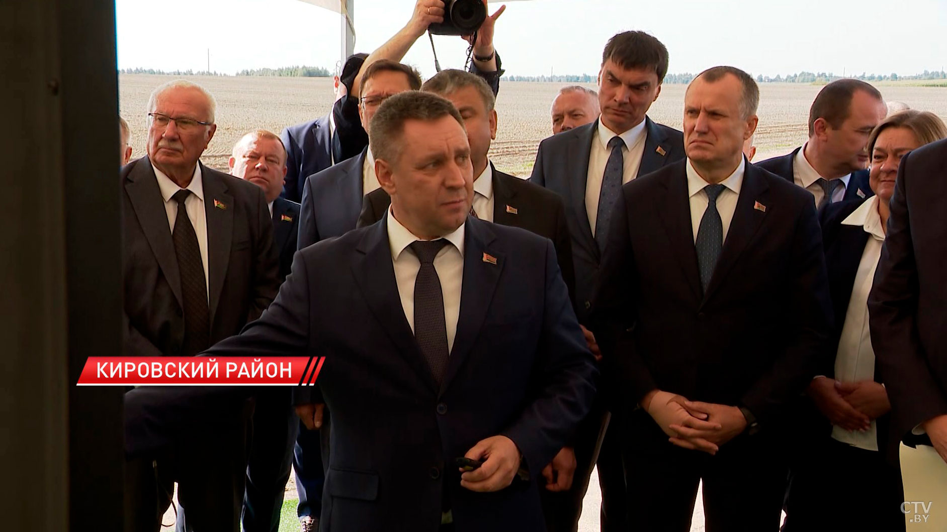 «Ну что, пойдём смотреть твою картошку». Президенту показали урожай белорусского продукта номер один-12