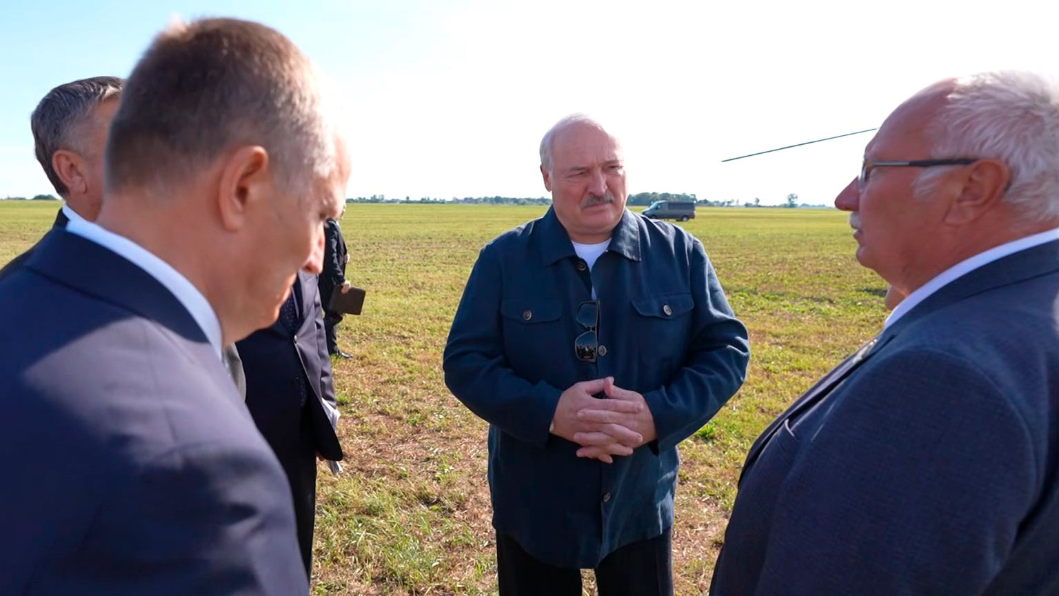 «Ну что, пойдём смотреть твою картошку». Президенту показали урожай белорусского продукта номер один