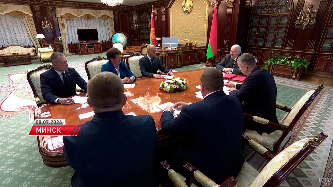 Лукашенко проверяет реконструкцию зданий ремонтных мастерских в Шкловском районе-6