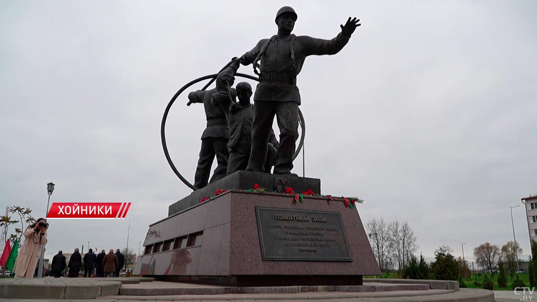В Хойниках в канун 7 ноября открыли обновлённый сквер Энергетиков-4