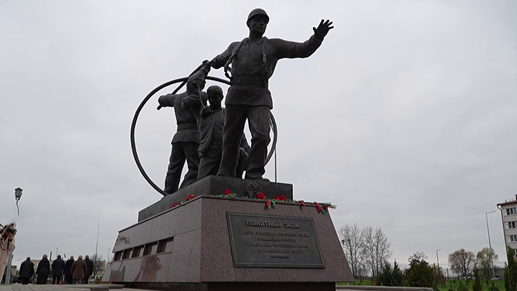 В Хойниках в канун 7 ноября открыли обновлённый сквер Энергетиков