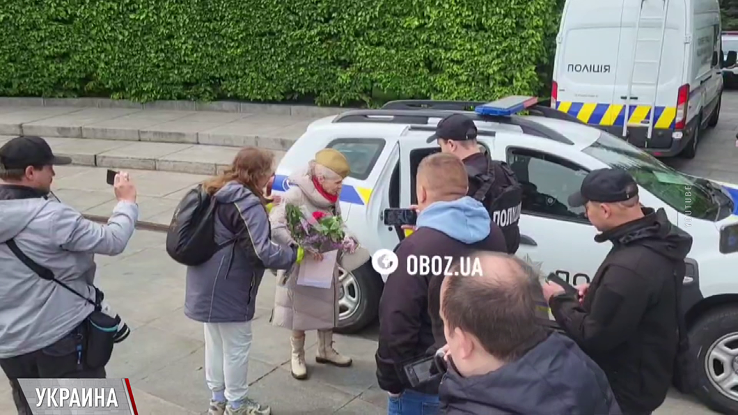 Пенсионерка в Киеве пришла возложить цветы 9 Мая в советской пилотке – её задержала полиция-2