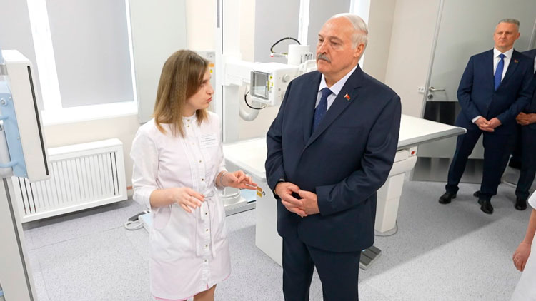 Лукашенко организовали экскурсию по новой поликлинике в Уручье Лукашенко организовали экскурсию по новой поликлинике в Уручье