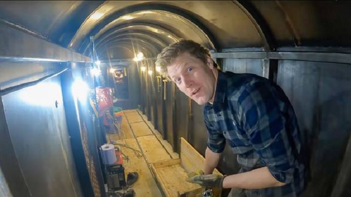 Не хотел промокнуть и нашёл выход. Мужчина прорыл туннель, чтобы прятаться от дождя