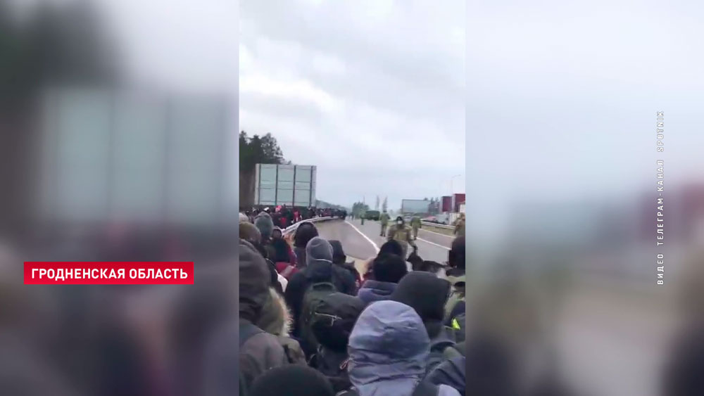 Не менее 500 человек. Большая группа беженцев двинулась по трассе к погранпереходу «Брузги»-1
