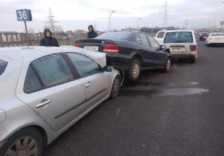 На МКАД в аварию попали четыре автомобиля 