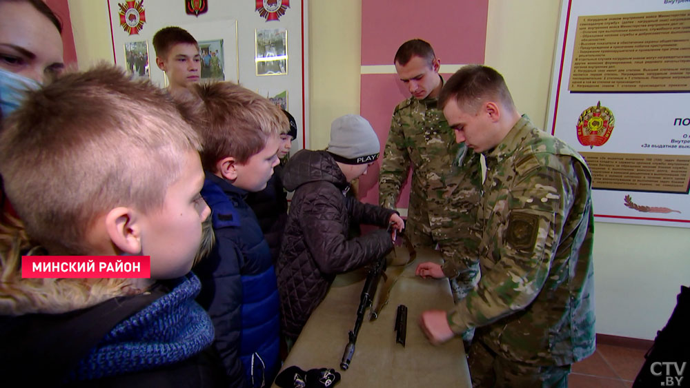 «Не зря сюда поехал». Школьники на каникулах узнали, что такое служить в армии -1