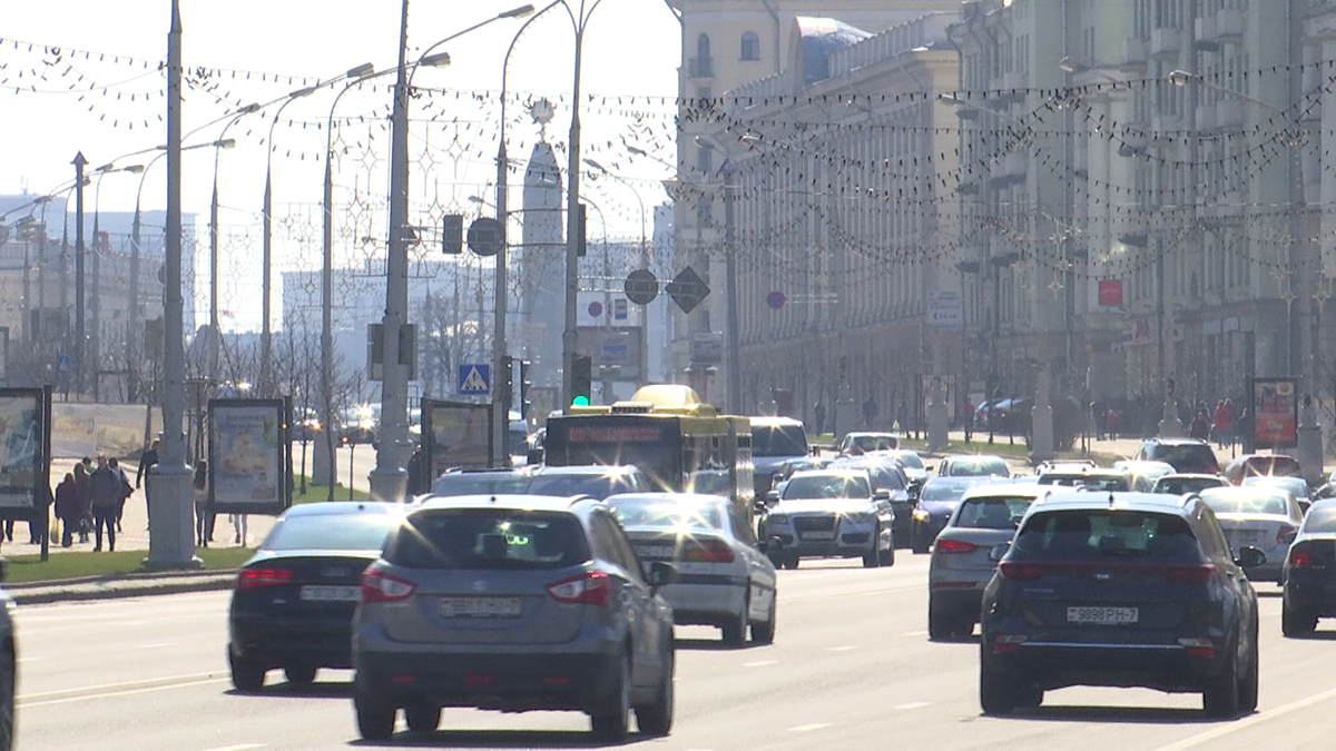 Водитель фуры впереди может «поморгать» поворотником. Какие негласные правила есть у автомобилистов?