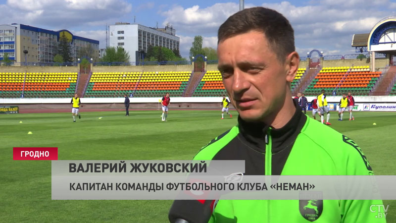 Игроки «Нёмана» и «Руха» вышли на поле с портретами ветеранов-7 Игроки «Нёмана» и «Руха» вышли на поле с портретами ветеранов-7