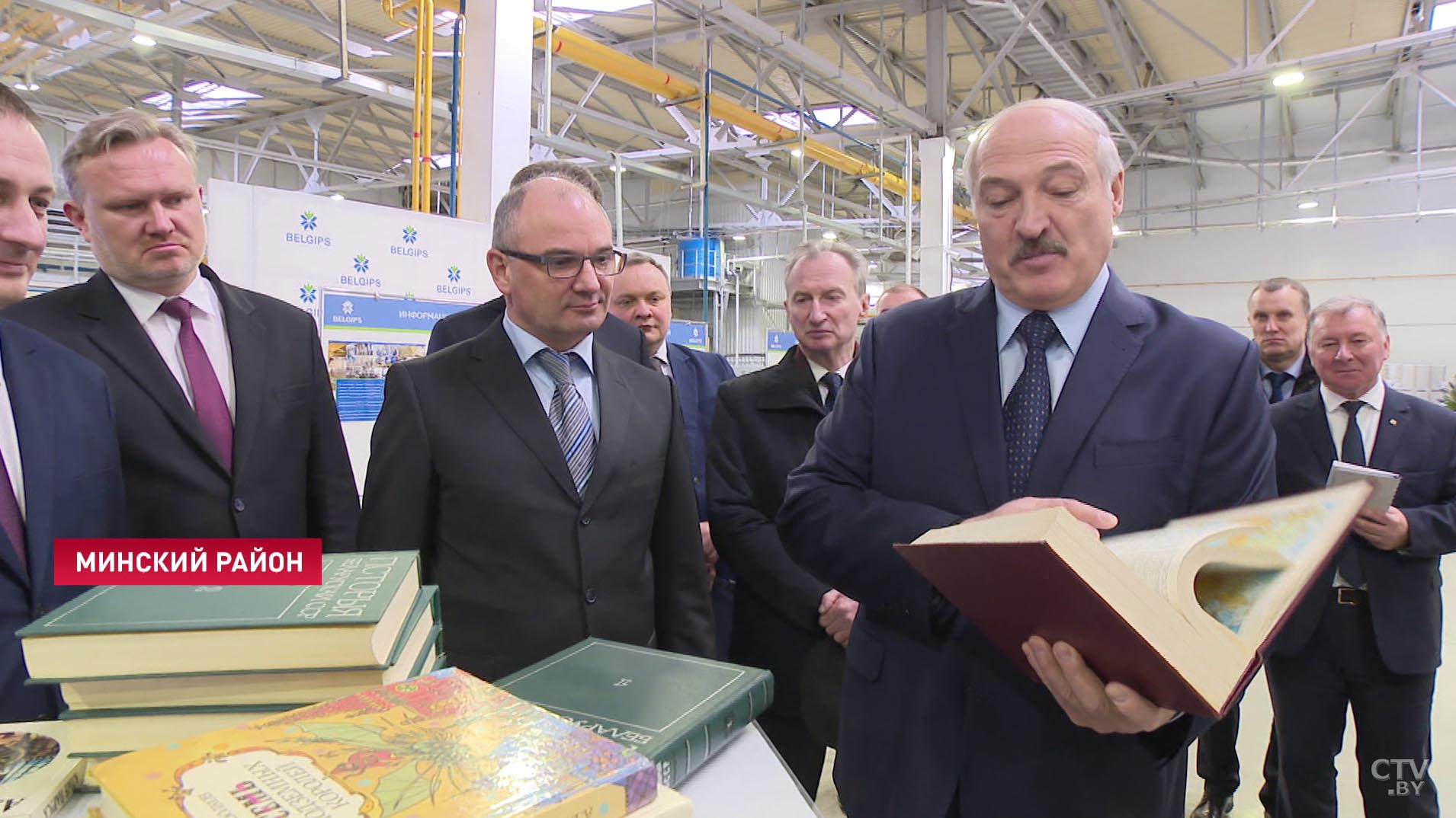 «Это уникальная вещь». Александру Лукашенко показали необычные книги, которые находят в макулатуре-4