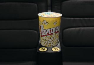 Необычный случай в кинотеатре. Подростки купили попкорн, в котором их поджидал сюрприз