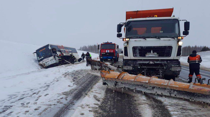 Автобус с 43 пассажирами съехал в кювет в Минской области