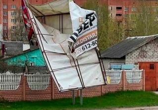 Вывернут рекламный билборд, повреждено здание. Последствия непогоды устраняют в Минской области